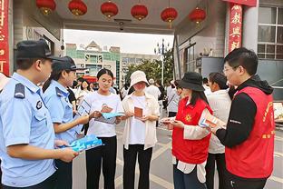 初生牛犊！居勒尔首秀与塞巴略斯争夺任意球主罚权，随后主罚中柱